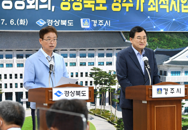 이철우(왼쪽) 경상북도지사와 주낙영 경주시장이 6일 도청 브리핑룸에서 제32차 APEC 정상회의 유치 의향을 밝히고 있다. 경북도 제공