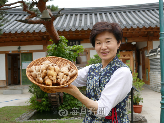 안동생강연구소 강미혜 대표가 자신의 제품에 사용되는 안동 생강을 들어보이고 있다. 김영진 기자