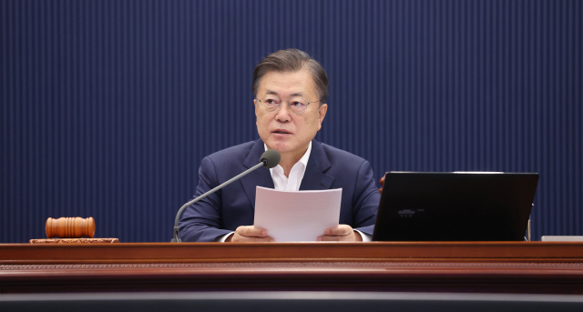 문재인 대통령이 6일 청와대에서 열린 국무회의에서 발언하고 있다. 연합뉴스