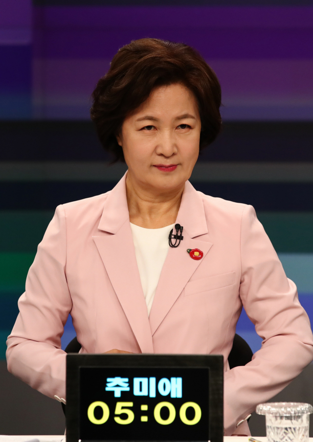 더불어민주당 대선 예비후보자인 추미애 전 법무부 장관이 5일 서울 마포구 JTBC 스튜디오에서 합동 TV토론을 준비하고 있다. 연합뉴스