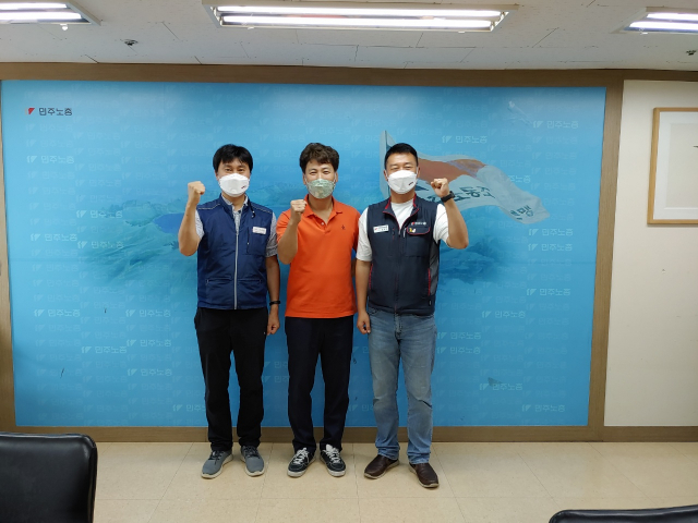 왼쪽부터 양경수 민주노총위원장, 이성환 공무원노조 대구소방지부 준비위원장, 전호일 전국공무원노조위원장. 전공노 소방본부 대구지부 제공