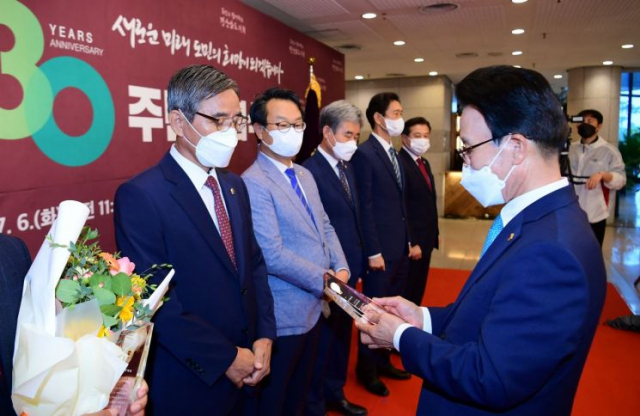 창녕 2선거구 신용곤 경남도의원이 우수의정 대상을 수상했다. 경남도의회 제공