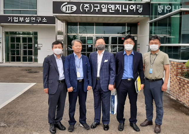 손영환(가운데) 구미세관장이 구미국가산업단지 내 ㈜구일엔지니어링을 방문, 기념촬영을 하고 있다. 구미세관 제공