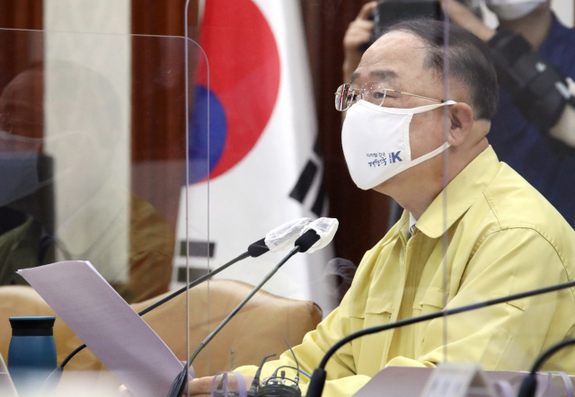홍남기 경제부총리 겸 기획재정부 장관이 7일 정부서울청사에서 열린 제40차 비상경제 중앙대책본부 회의 겸 제12차 한국판 뉴딜 관계장관회의를 주재하고 있다. 연합뉴스