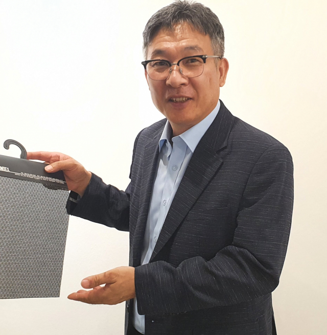 고인배 윈텍스 대표가 자사가 개발한 특수 직물인 