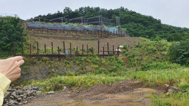 옹벽사면이 무너진 경북 청도군 풍각면 태양광시설이 4년여 만에 복구작업을 앞두고 있다. 노진규 기자