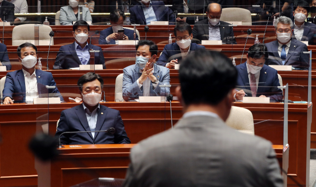 더불어민주당 윤호중 원내대표 등 의원들이 7일 서울 여의도 국회에서 열린 정책의원총회에서 송영길 대표의 발언을 듣고 있다. 연합뉴스