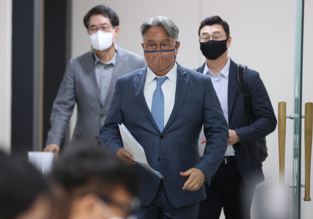 김경문 야구대표팀 감독이 16일 오전 서울 강남구 야구회관에서 2020 도쿄올림픽 야구 대표팀 최종 명단을 발표하기 위해 명단을 들고 기자회견장으로 들어서고 있다. 왼쪽부터 김시진 기술위원장, 김 감독, 이종열 코치. 연합뉴스