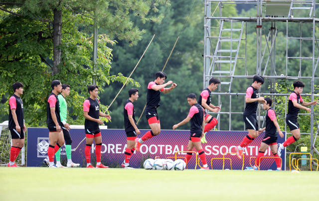 6일 오후 파주 국가대표 트레이닝센터(NFC)에서 열린 올림픽 축구 대표팀 훈련에서 선수들이 몸을 풀고 있다. 연합뉴스