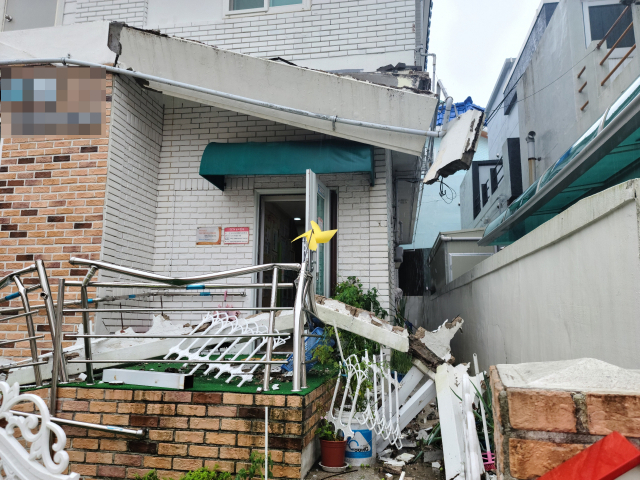 7일 오후 4시 4분께 부산 사하구 괴정동 한 주택 2층 발코니가 무너져 있다. 연합뉴스