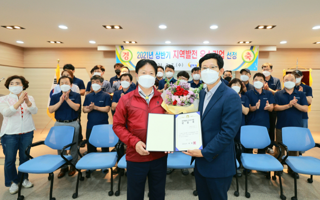 이병환 성주군수가 ㈜불스 남영조(오른쪽) 대표에게 우수기업 인증서를 전달하고 있다. 성주군 제공
