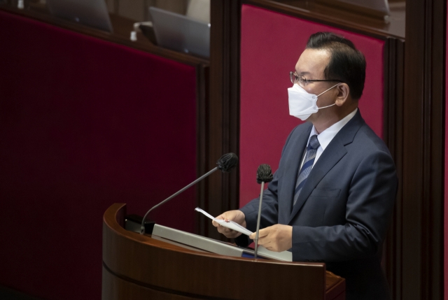 김부겸 국무총리가 8일 서울 여의도 국회에서 열린 본회의에서 2차 추경안 관련 시정연설을 하고 있다. 연합뉴스