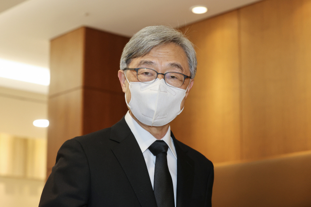 최재형 전 감사원장이 8일 오전 서울 서대문구 신촌세브란스병원 장례식장에 마련된 부친의 빈소로 향하고 있다. 연합뉴스