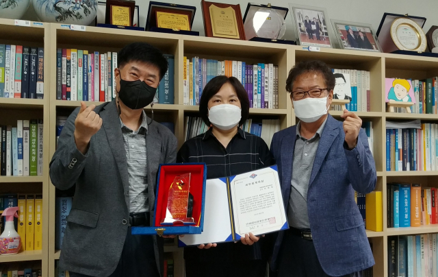 세무회계대상을 받은 계명문화대 세무회계정보과 이태정 교수(가운데)가 김영락 교수(세무회계정보과 학과장), 윤우영 교수(IR 센터장)와 함께 기념촬영을 하고 있다. 계명문화대 제공