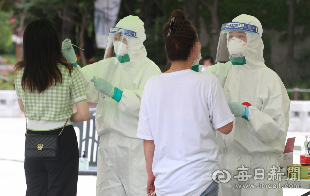 대구 코로나19 신규 확진자가 이틀 연속 두 자릿수를 기록한 8일 중구 국채보상운동기념공원 임시선별검사소에서 의료진이 검체를 채취하고 있다. 성일권 기자 sungig@imaeil.com