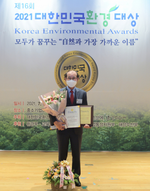 경북 청도군이 7일 대한민국 환경대상 시상식에서 2년 연속 자원순환 부문 대상에 선정돼 이승율 청도군수가 상패를 수여받고 있다. 청도군 제공