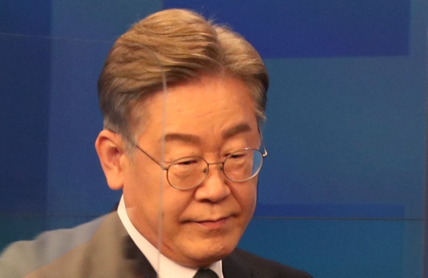 더불어민주당 이재명 대선경선 예비후보가 8일 오후 서울 중구 TV조선 스튜디오에서 TV조선, 채널A 공동 주관으로 열린 더불어민주당 대선 예비후보 4차 토론회에 참석하고 있다. 연합뉴스