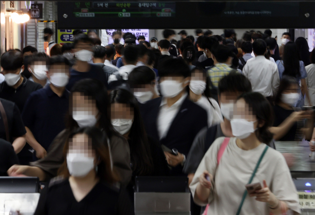 신종 코로나바이러스 감염증(코로나19)이 재확산 되고 있는 가운데 8일 오후 서울 구로구 신도림역에서 시민들이 이동하고 있다. 연합뉴스