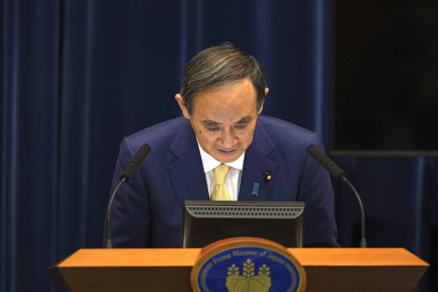 스가 요시히데 일본 총리가 8일 도쿄 총리관저에서 신종 코로나바이러스 감염증(코로나19) 긴급사태 관련 기자회견을 시작하며 고개 숙여 인사하고 있다. 스가 총리는 코로나19 재확산에 대응해 오는 12일부터 내달 22일까지 도쿄에 4번째 긴급사태를 발령한다고 발표했다. 이번 긴급사태는 오는 23일 개회식을 거쳐 내달 8일까지 이어지는 도쿄올림픽 전 기간을 포함한다. 연합뉴스