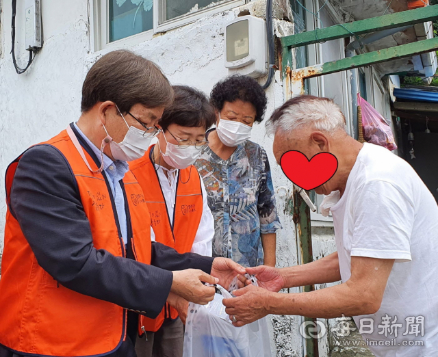 영주1동 지역사회보장협의체 회원들이 삼계탕을 전달하고 있다. 영주시 제공