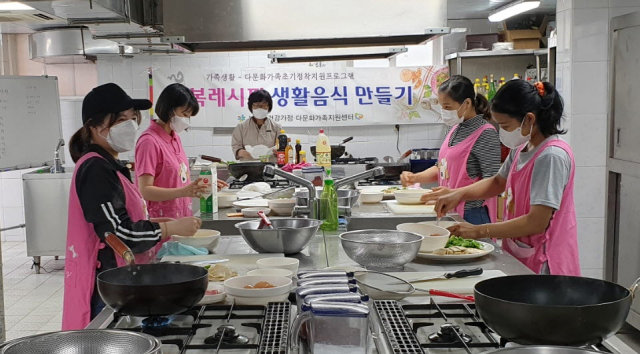 결혼이주여성들이 한국 생활음식 만들기에 도전하고 있다. 봉화군 제공