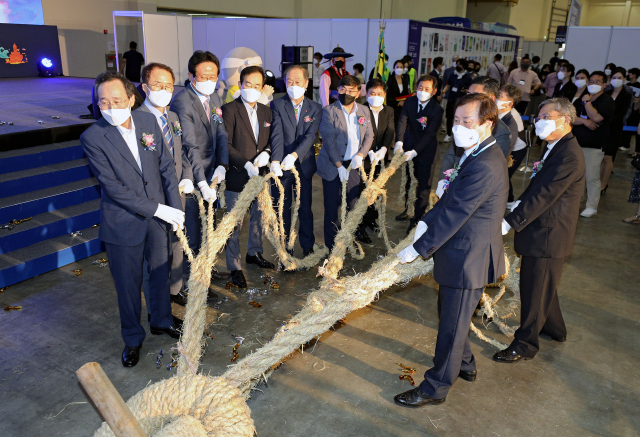 9일 오후 부산 해운대구 벡스코에서 열린 '2021 대한민국 대표 축제박람회'에서 참석 내빈들이 개막을 알리는 기지시 줄다리기 퍼포먼스를 하고 있다. 오는 11일까지 열리는 이번 박람회는 전국 100여 개 지자체가 참여해 다양한 지역 축제를 선보인다. 김영진 기자 kyjmaeil@imaeil.com