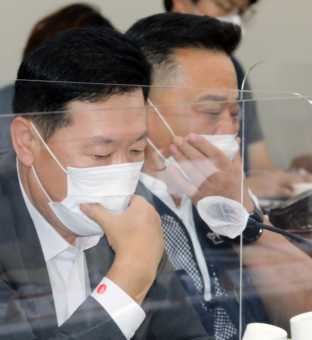 8일 오후 세종시 정부세종청사 최저임금위원회 회의실에서 열린 8차 전원회의에서 사용자위원인 한국경영자총협회 류기정 전무(왼쪽)와 근로자위원인 이동호 한국노총 사무총장이 고민하는 표정을 하고 있다. 연합뉴스