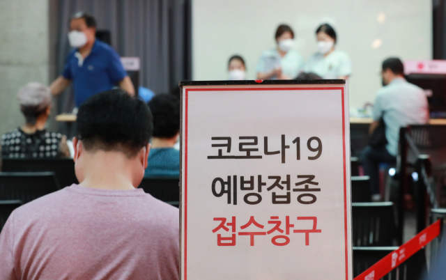 기사 내용과 무관한 자료사진. 지난 5일 서울 관악구 에이치 플러스 양지병원에서 1차 접종으로 AZ 백신을 맞은 시민들이 2차 접종으로 화이자 백신을 맞기 위해 문진표를 작성하며 대기하고 있는 모습. 연합뉴스