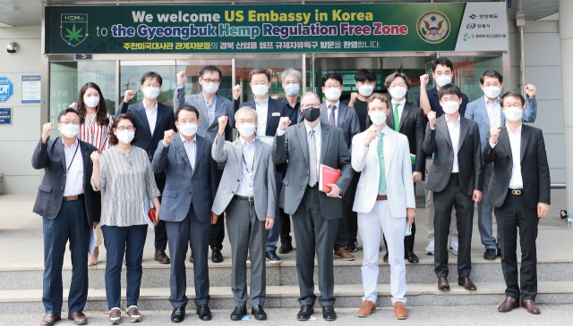 주한 미 대사관 농무참사관 일행이 경북바이오산업연구원을 방문해 한국 산업용 헴프산업에 대해 관심을 보이면서, 한미간 협력과 무역 증진방안 모색을 약속했다. 경부바이오산업연구원 제공