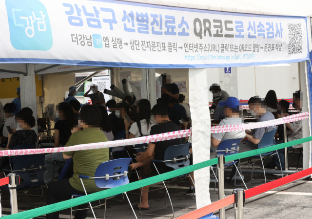 10일 오전 서울 강남구 보건소 선별진료소에서 시민들이 신종 코로나바이러스 감염증(코로나19) 선별 검사를 받기 위해 대기하고 있다. 중앙방역대책본부는 이날 0시 기준으로 신규 확진자가 1천378명 늘어 누적 16만6천722명이라고 밝혔다. 연합뉴스