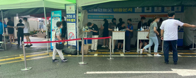 국내 신종 코로나바이러스 감염증(코로나19)이 수도권을 중심으로 무섭게 확산하는 가운데 10일 오후 경기 고양시 덕양구보건소에 코로나19 검사를 받기 위한 시민들의 줄이 이어지고 있다. 연합뉴스