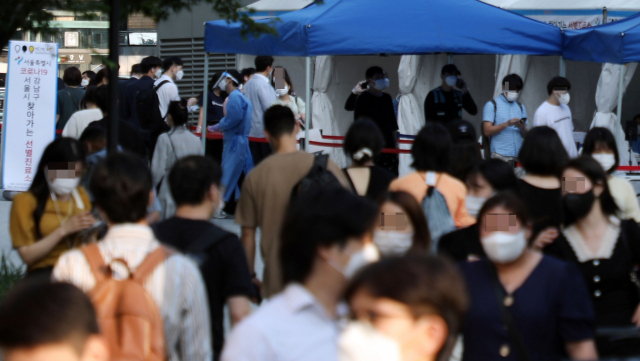 9일 저녁 강남역 임시선별진료소 앞으로 시민들이 지나가고 있다. 이날 정부는 12일부터 25일까지 2주간 서울, 경기, 인천 등 수도권 지역에 새로운 거리두기 4단계를 적용한다고 밝혔다. 4단계 때 오후 6시 이후에는 2명까지만 모일 수 있다. 연합뉴스