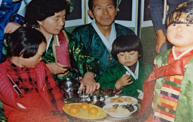 김점옥 씨와 가족들이 손자들의 생일잔치를 즐기고 있는 모습. 가족제공.