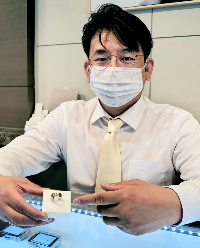 8일 대구 중구 정일품보석에서 만난 박정용 대표가 귀금속을 다루며 겪어온 삶에 대해 이야기하고 있다. 이통원 기자. tong@imaeil.com
