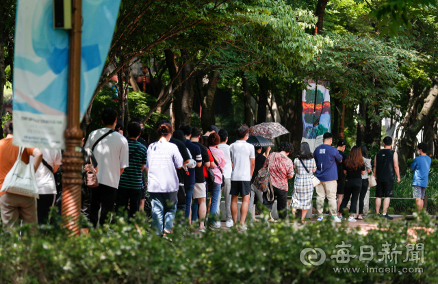 코로나19 확산세가 비수도권으로도 전파되고 있는 가운데 주말을 맞아 선별검사소와 구.군 보건소에는 진단 검사를 받으려는 시민들로 북새통을 이뤘다. 11일 오전 대구 국채보상운동기념공원 임시선별검사소에서 시민들이 검사 시작 30분 전임에도 줄지어 차례를 기다리고 있다. 우태욱 기자 woo@imaeil.com