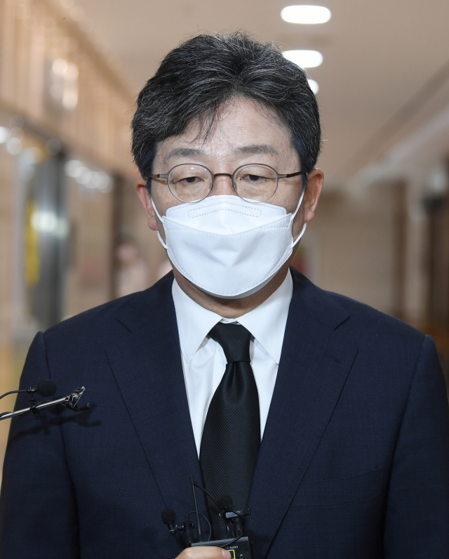 국민의힘 유승민 전 의원이 9일 서울 서대문구 신촌세브란스병원 장례식장을 찾아 최재형 전 감사원장의 부친 빈소에 조문한 뒤 취재진 질문에 답하고 있다. 연합뉴스