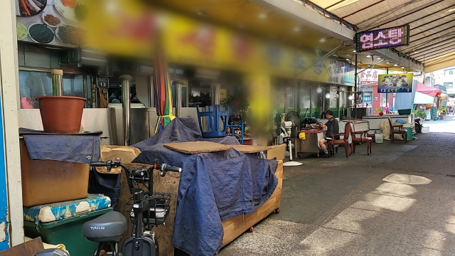 11일 오전 칠성시장 내 위치한 보신탕집에 보신탕 재료인 삶은 개고기를 발골하는 모습. 최혁규 기자
