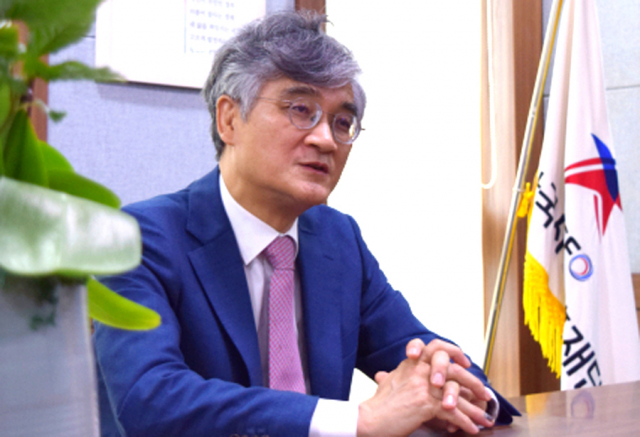 홍덕률 한국사학진흥재단 신임 이사장은 