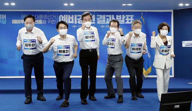 11일 오후 더불어민주당 제20대 대통령선거 예비경선 개표식에서 경선 후보로 선출된 추미애(오른쪽부터), 이재명, 정세균, 이낙연, 박용진, 김두관 후보가 가슴에 이름표를 달고 기념촬영을 하고 있다. 연합뉴스