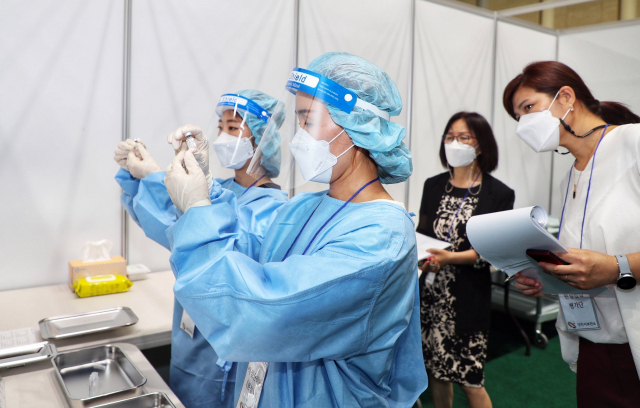 충남 당진시 제2 예방접종센터로 선정된 국민체육센터에서 9일 당진시보건소 요원들이 코로나19 백신 접종 모의훈련을 하고 있다. 이 센터는 오는 19일 문을 연다. 연합뉴스