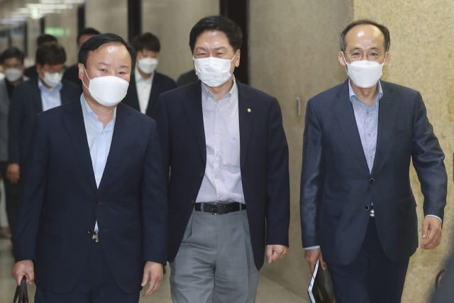 국민의힘 김기현 원내대표(가운데)와 김재원 최고위원(왼쪽), 추경호 원내수석부대표가 12일 오전 서울 여의도 국회에서 열린 최고위원회의에 참석하고 있다. 연합뉴스