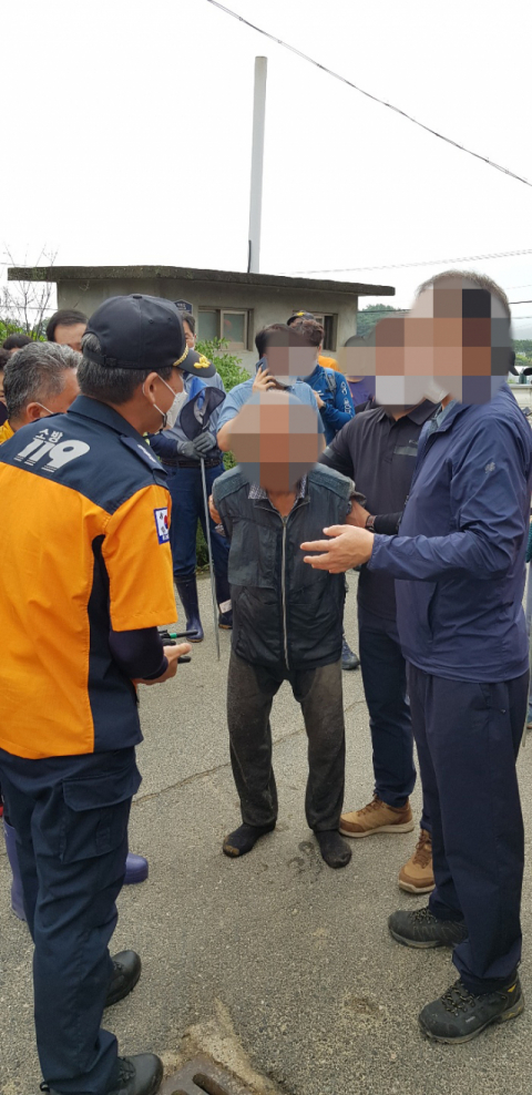 실종된 80대 노인 김모(88·사진 가운데) 씨가 이 4일 만에 기적적으로 발견돼 가족의 품으로 인계됐다. 독자제공