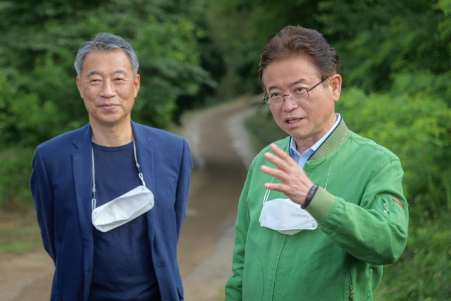 이철우 경북도지사(오른쪽)가 한국국학진흥원 정종섭 원장(전 행자부 장관)과 담화를 나누고 있다. 경북도 제공