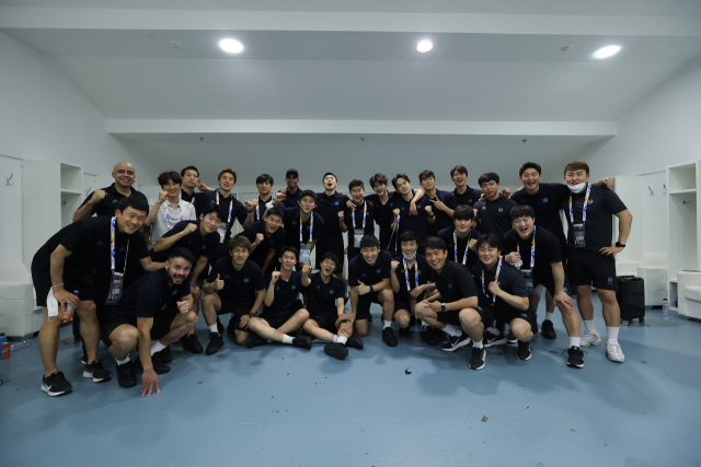 대구FC 선수단이 아시아축구연맹 챔피언스리그(ACL) 16강에 진출을 확정지은 뒤 기념 촬영을 하고 있다. 대구는 그러나 코로나19 확진자가 발생, 축배도 들기 전에 비상이 걸렸다. 대구FC 제공