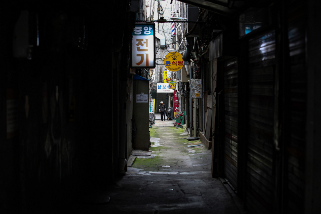 신종 코로나바이러스 감염증(코로나19) 델타 변이 확산으로 팬데믹 이후 최초로 사회적 거리두기 4단계 적용된 첫날인 12일 서울 중구 명동 식당 골목이 한산한 모습이다. 연합뉴스