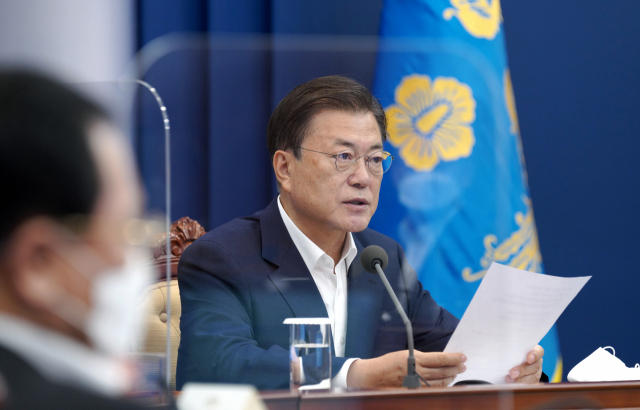 문재인 대통령이 12일 오후 청와대에서 열린 수도권 특별방역점검회의에서 발언하고 있다. 연합뉴스