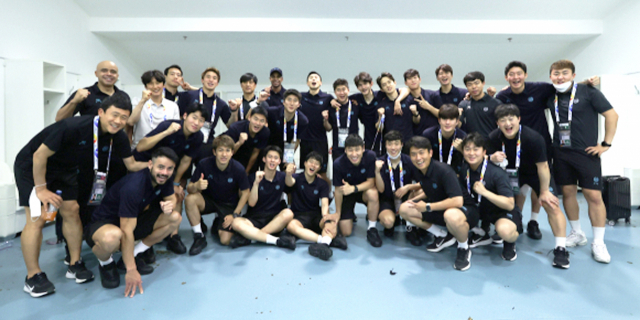 대구FC 선수들이 구단 역사상 첫 아시아 챔피언스리그 16강 진출을 축하하며 기념 사진을 찍고 있다. 대구FC 제공