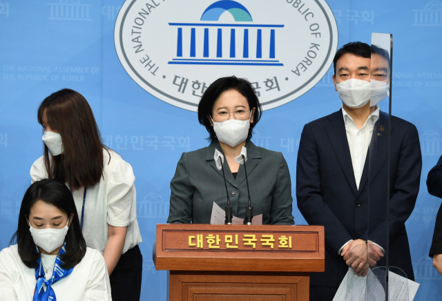 더불어민주당 이수진 의원 등이 지난 24일 오전 서울 여의도 국회 소통관에서 5차 재난지원금 보편 지급 현안 관련 기자회견을 하고 있다. 연합뉴스