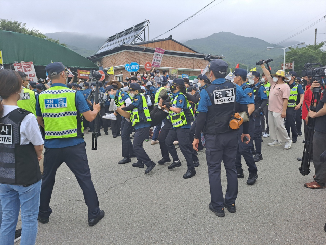 여경들이 사드 기지 차량 진입을 저지하던 한 여성 집회 참가자를 강제로 격리시키고 있다. 독자 제공