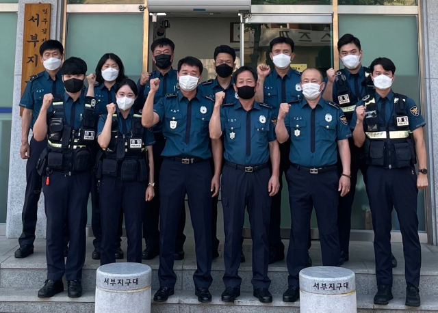 영주경찰서 서부지구대 직원들이 파이팅을 외치고 있다. 영주서 제공